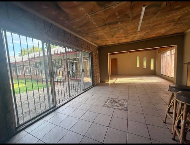 4 BEDROOM HOUSE FOR SALE IN VANDERBIJLPARK SW 2